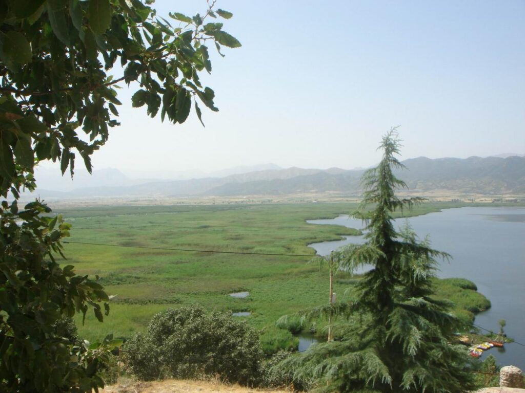 دریاچه زریوار