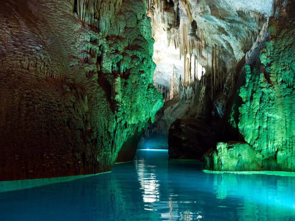 غار دیدنی Grotto در انگلیس.